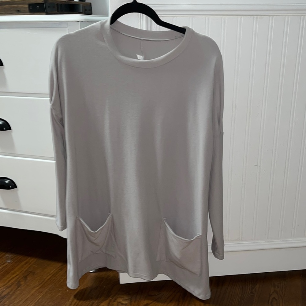 Soft long sleeve with two pockets